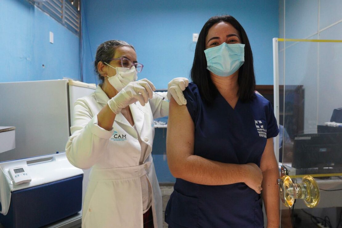 Hospital Tarcísio Maia, em Mossoró, iniciou vacinação de servidores