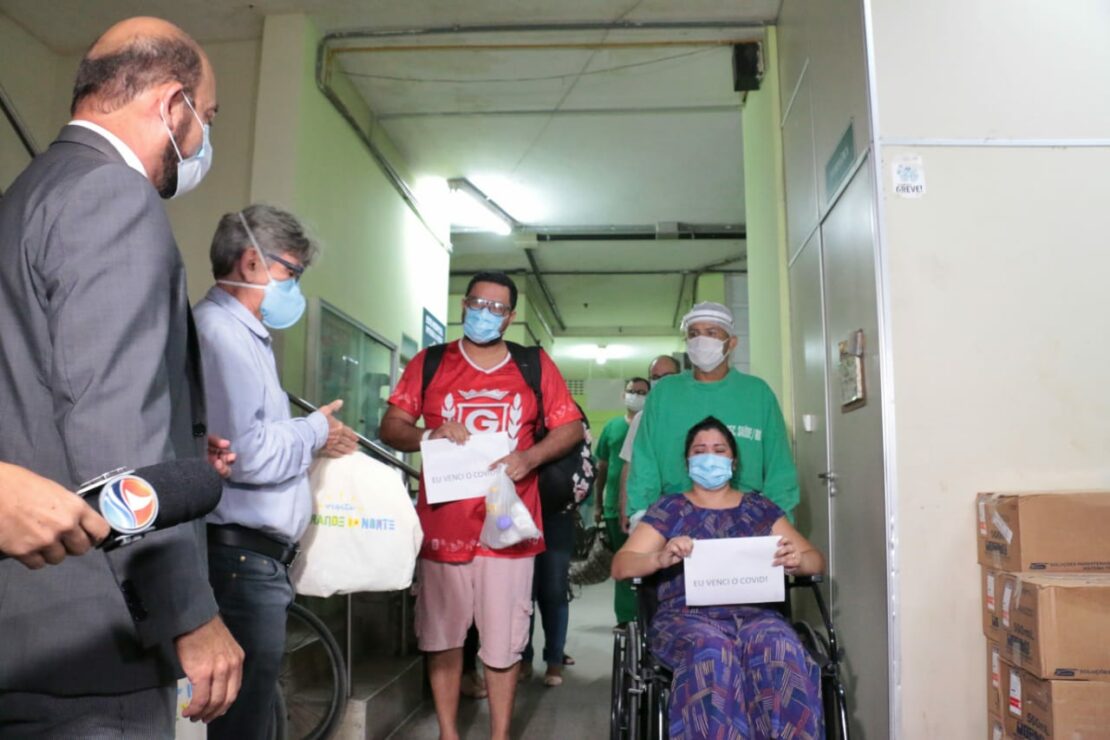 Dois pacientes de Manaus recebem alta do Hospital Estadual Giselda Trigueiro