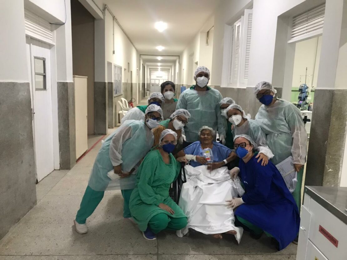 Hospital João Machado: Paciente de 100 anos recebe alta após enfrentar a Covid